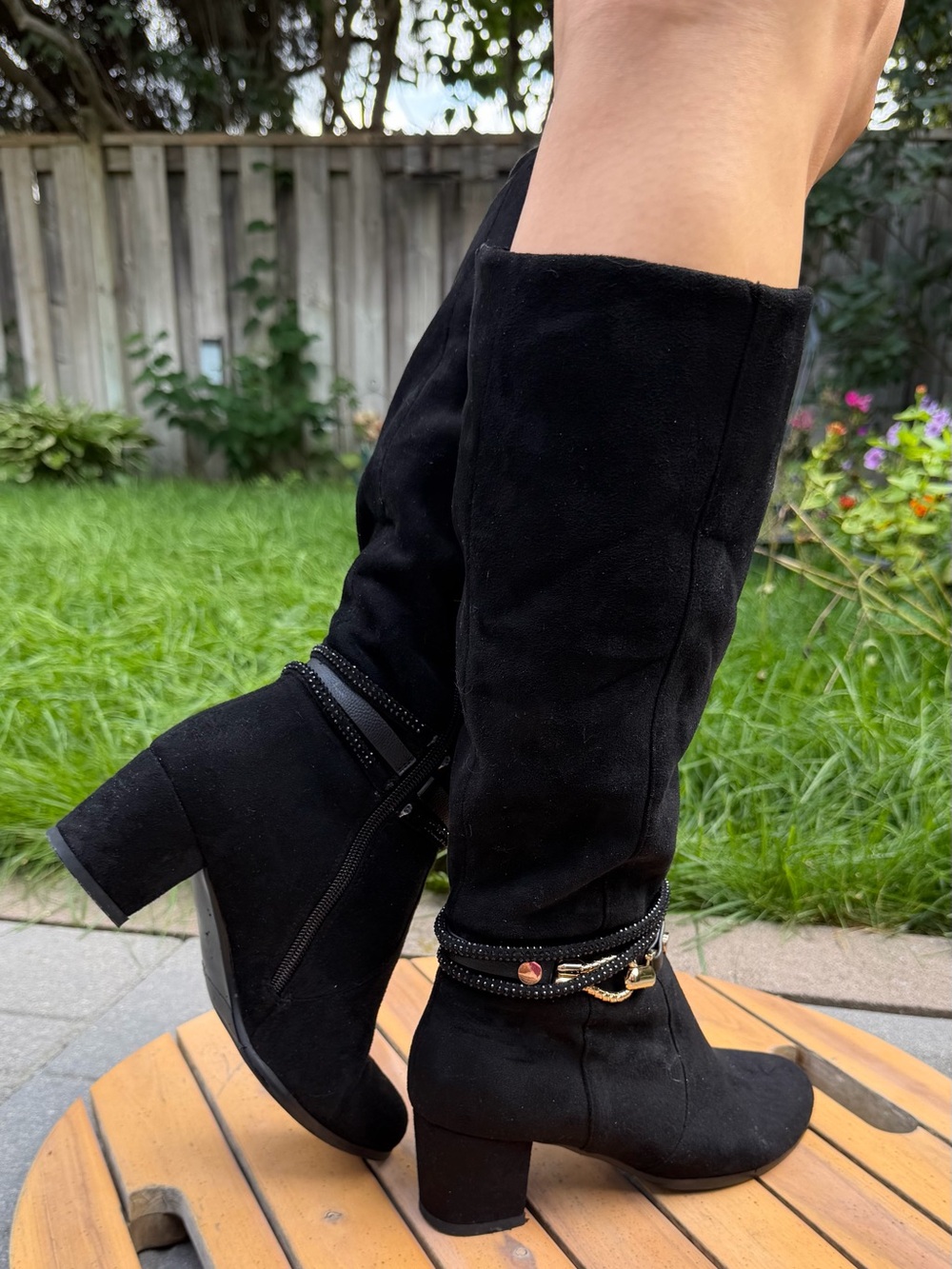 Black Faux‑Suede Knee‑High Boots – Size 7 (Fits 6) – Chain Detail – Block Heel